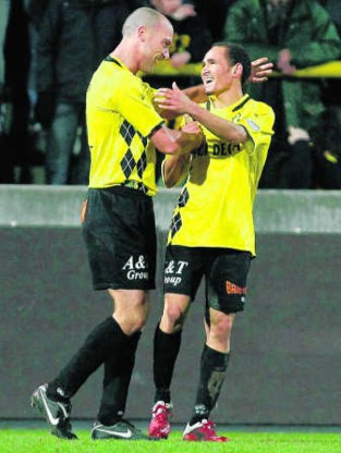 Daylon Claasen (r.) viert zijn doelpunt met Jurgen Cavens.Bruno Fahy/belga