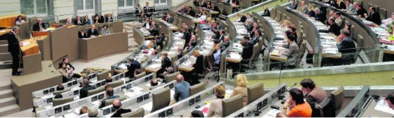 Wie vaak afwezig is tijdens de plenaire vergadering, kan een deel van zijn inkomen verliezen.pn