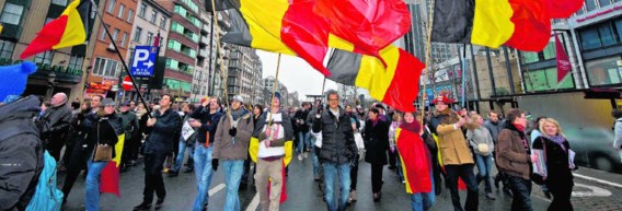 De aanhoudende politieke crisis dreigt mensen onverschillig te maken, zelfs cynisch. Dat zou de politici zorgen moeten baren. photo news