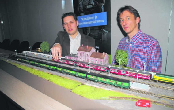 De Limburgse ondernemer Raf Brauns (links) samen met Ivan Thijs, projectcordinator van Bryo, bij de verlichte modeltreintjes van Brauns.rgg