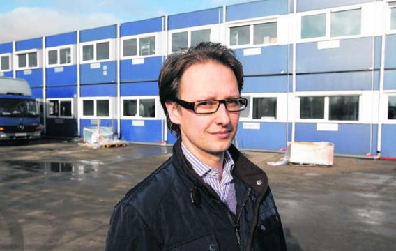 Het personeel kan tijdelijk aan de slag in containers die op de parking van het bedrijf van Stephan Bostoen zijn opgetrokken. fvv