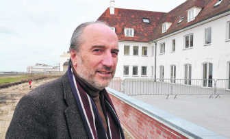 Dokter Georges Casteur voor het centrum. efo