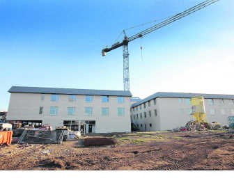 Ondertussen wordt volop voortgewerkt aan de bouw van het nieuwe OCMW-verzorgingstehuis in Zuun. yds