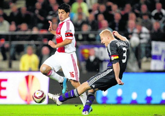 In tegenstelling tot vorig jaar hoeft Anderlecht Luis Suarez niet te vrezen. Ajax, dat alleen nog winst kan maken als het zijn beste spelers laat vertrekken, verkocht de Uruguayaan onlangs aan Liverpool.photo news