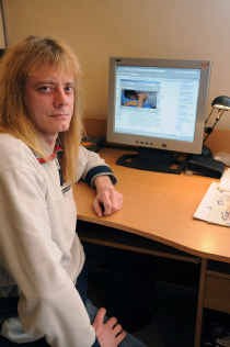 Elke dag is Ronny De Paepe wel een uur zoet met zijn bizarre hobby: 'Maar afspreken met de oplichters doen we nooit. Te gevaarlijk.' Luc Gordts