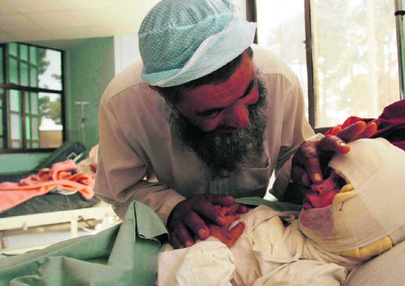 Eén van de burgerslachtoffers in Bala Baluk na een bombardement in 2009. De dodencijfers van Navo en VN lopen fel uiteen.Fradioon Pooya/ap