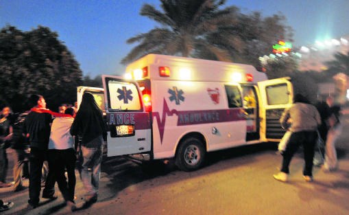 Gewonde betogers worden naar een ziekenwagen gebracht in Manama (Bahrein). Mazen Mahdi/epa