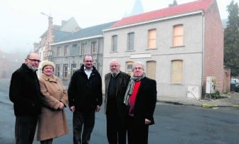 Jan Moreels, Christine Vanhamme, Luc Soens, Johan Roelstraete en Noël Maes van de heemkundige kring 'Langs d'Heuleboorden' gaan praten met het stadsbestuur over de bestemming van het Streuvelshuis achter hen.Patrick Holderbeke