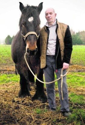 Johnny De Mot met een paard dat zijn parochianen hem hebben geschonken.'mh