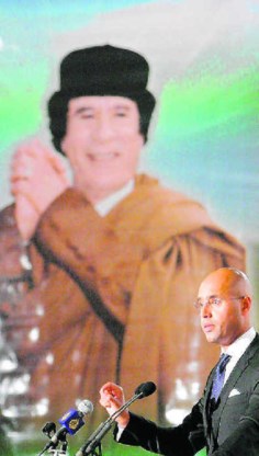 Saif al-Islam al-Kadhafi bij een toespraak in 2008. Zijn tv-speech zondagnacht sloeg in als een bom.Sabri Elmhedwi/epa