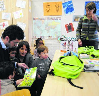 Enkele kleuters van SKLO Heverlee waren heel enthousiast over de leestasjes die schepen Mohamed Ridouani hen bracht.ivw