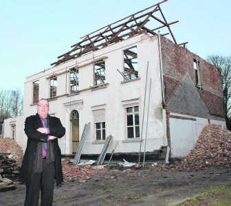 OCMW-voorzitter Jürgen Blomme bij de oude pastorie zoals ze er nu uitziet.osw
