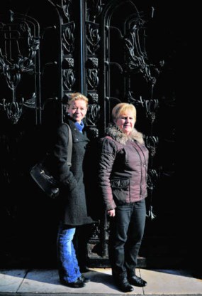 Marie-Marthe Maudoux (r.) en CAW-psychologe Nathalie Burm.Katrijn Van Giel