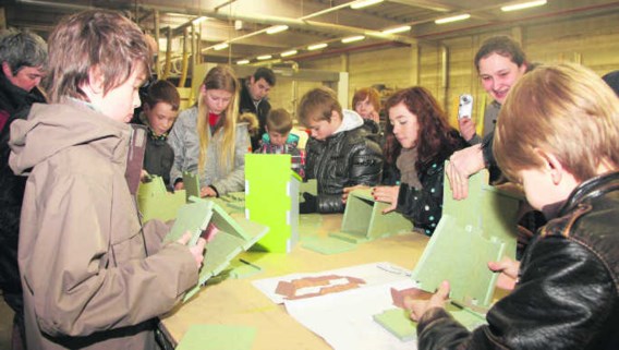 Snel een nestkastje maken, kinderen leerden hoe dat gaat. mph