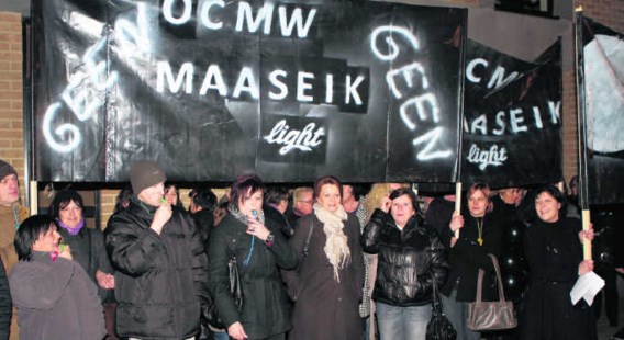 De 220 personeelsleden van het Maaseikse OCMW maakten gisteravond voor de OCMW-raad hun ongenoegen duidelijk. ppn