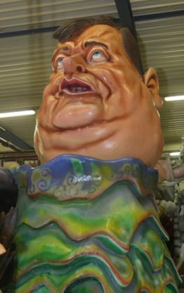 De boot Belgica kraakt, want reuzenoctopus De Wever heeft zich op het dek gesmeten en trekt het hele gevaarte naar beneden. Kreeft Di Rupo zit gevangen in de octopusarmen en Neptunus Vande Lanotte kan er niets tegen beginnen.