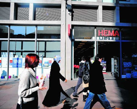 De Hema van Genk, waar het personeel geen hoofddoeken draagt. Katrijn Van Giel