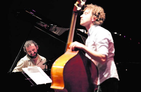 Stefano Bollani (l.) tijdens een concert in de Bijloke in Gent: 'Ik herinner me mezelf niet meer zonder een piano.'Wouter Van Vooren