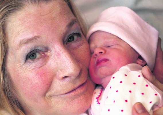 Tineke Geessink met haar pasgeboren dochter Maegan.Hayo Deinum / The Media Brothers