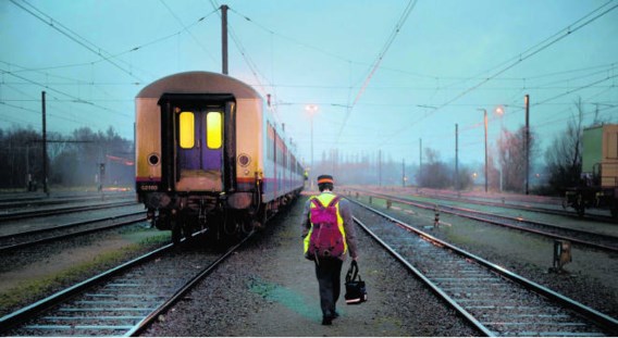 Treinbegeleider Stefan Hoffmann op weg naar zijn wachtende trein in de stelplaats Antwerpen-Noorderdokken.Michiel Hendryckx