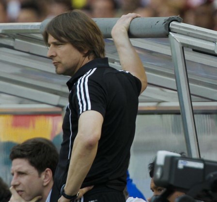 Michael Oenning blijft coach van Hamburg tot 2013