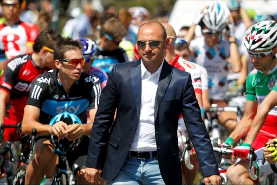 Bondscoach Bettini tekent rugnummer 108 bij start 5de etappe