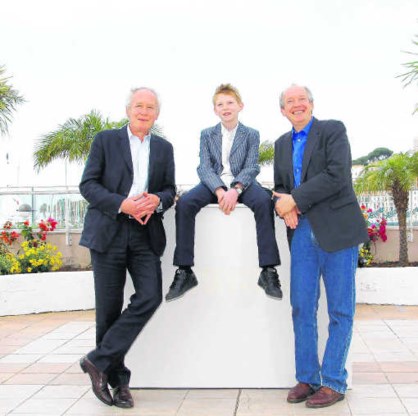 Jean-Pierre (links) en Luc Dardenne met de jonge acteur Thomas Doret. epa