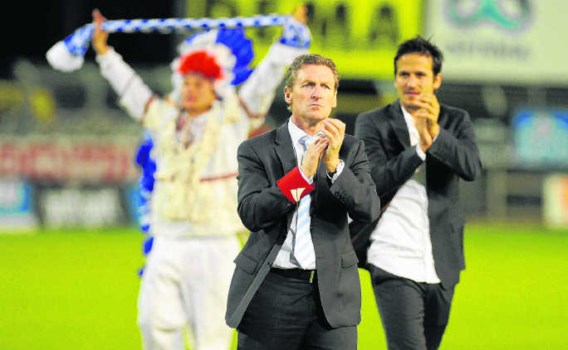 Na de nederlaag tegen RC Genk groette Francky Dury zijn fans. Een uur later werd zijn ontslag bekendgemaakt.Peter De Voecht/photo news