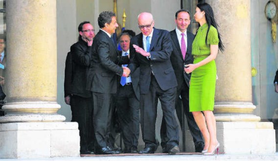 De Franse president Nicolas Sarkozy verwelkomt mediamagnaat Rupert Murdoch op de eG8-conferentie. reuters