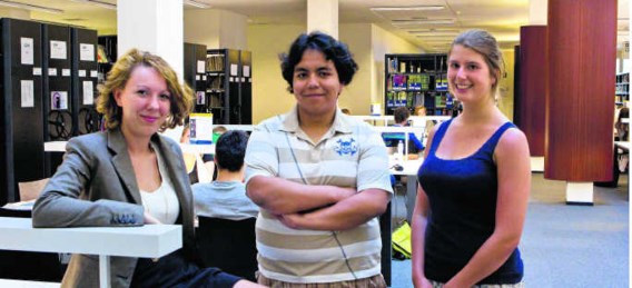 Annelies Verijcke, Luis Muñoz en Birte Verschraege in de grote bibliotheek van de UA, zijn de oprichters van de twee Facebook-groepen. Walter Saenen