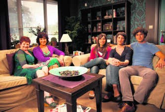 Drie fans gingen op bezoek in de woonkamer van Rosa, op de set. VRT