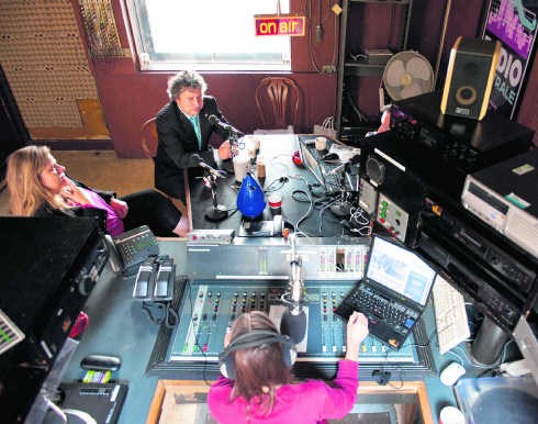 Schepen Ludo Van Campenhout te gast bij Radio Centraal. Minderheidsgroepen krijgen op de zender al jaren een stem. Daarnaast is er ruimte voor diversiteit in al zijn vormen.
