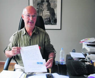 Zaakvoerder Paul Larivière met een kopie van de brief die hij donderdag in de bus kreeg.nnh