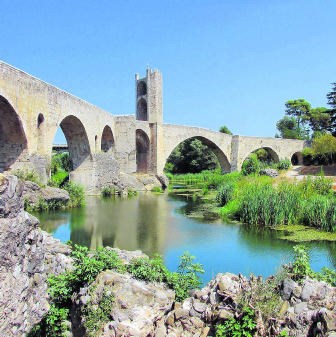 De middeleeuwse brug van Besalù.shutterstock