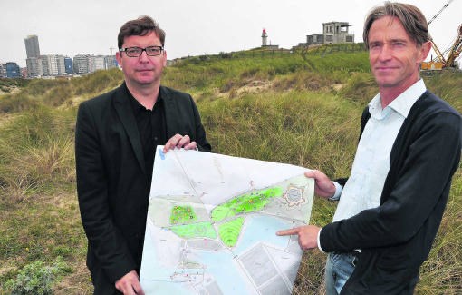 Peter Bossu (links) en Guido Vandenbroucke hopen dat de zones vlug worden overgedragen aan Natuurpunt en Erfgoed Vlaanderen. Edwin Fontaine