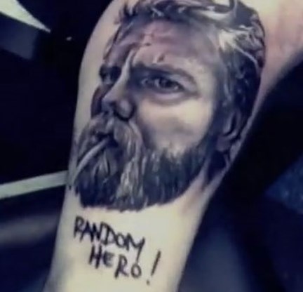 VIDEO. Jackass-collega herdenkt Ryan Dunn met tatoeage