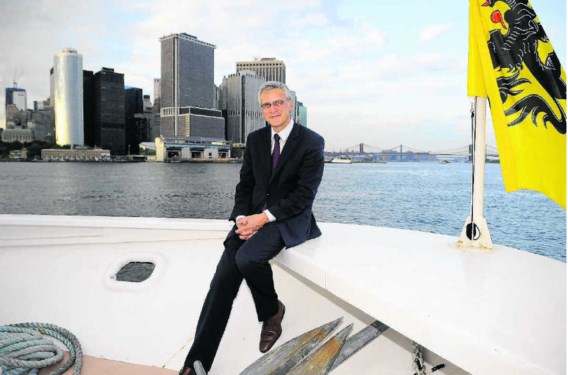Op de vierde dag van de economische missie trakteerde het Flanders House 300 genodigden op een rondvaart op de Hudson. En 'kapitein' Kris Peeters glunderde.Dirk Waem/belga