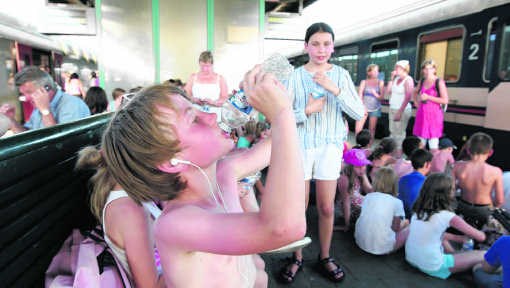 Op de perrons speelden zich taferelen af met veel wenende en over hun toeren geraakte kinderen.