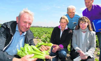 De schattingscommissie kwam samen met schepen Hilde Decleer de schade opmeten op het bedrijf van Daniël en Phary Versyck. mvn