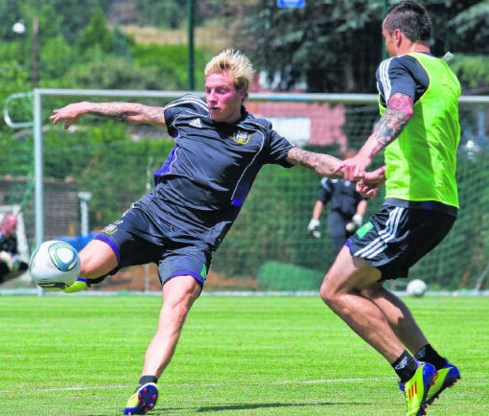 Jonathan Legear aast op een transfer en met Guillermo Molins trok Anderlecht al een vervanger aan, maar door de blessure van de Zweed wil paars-wit Legear nu toch houden.photo news
