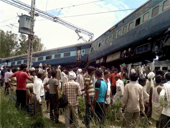 FOTOSPECIAL. Zware treinramp in India