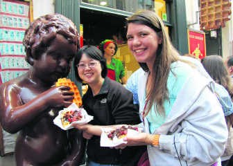 Amerikaanse toeristen zijn ontgoocheld als ze vernemen dat ze geen echte Brusselse wafel kochten. Toch vinden ze alle wafels zeer lekker.dbb