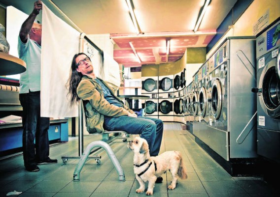 Herman Brusselmans met zijn hond: 'Ik wandel vooral om Eddie en mezelf beweging te geven.'Jimmy Kets