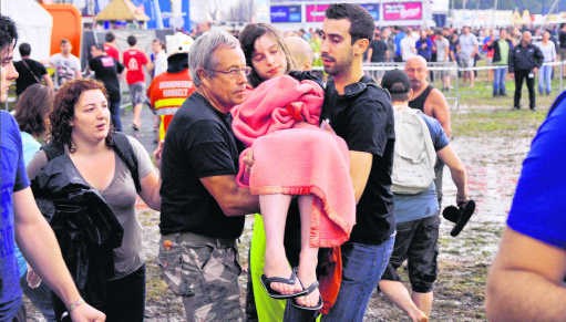 Een slachtoffer wordt weggedragen na de storm.Benoit De Freine/photo news
