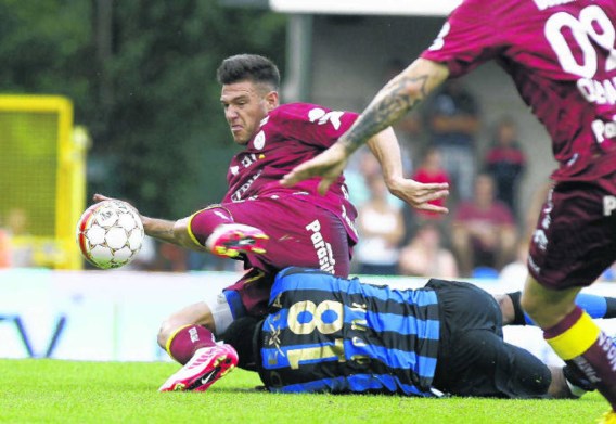 Guiseppe Rossini, spits bij Zulte Waregem, opent de score. Na de rust stelde Vadis Odjidja nog gelijk voor Club Brugge. Bruno Fahy/belga