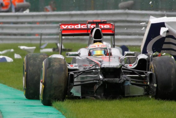 FOTOSPECIAL. Hamilton crasht spectaculair in Spa
