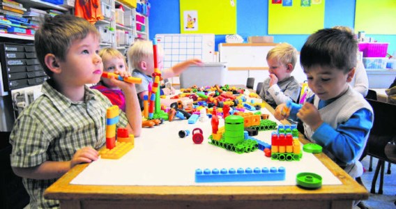 De kinderen hebben het voordeel dat ze langer in het gezelschap van hun vriendjes kunnen blijven. clm