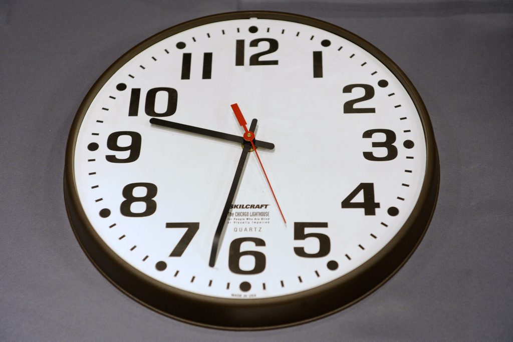9 часов это 21. Часы половина десятого. Часы со стрелками. Часы с половиной часа. Часы пол десятого.