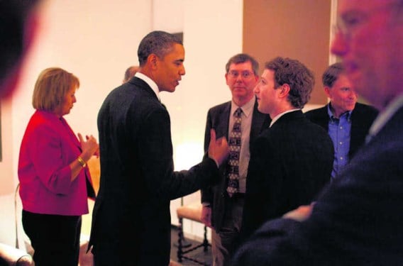 Barack Obama maakt een praatje met Mark Zuckerberg, de ceo van Facebook, tijdens een ontmoeting met internetondernemers begin dit jaar. <br>The White House