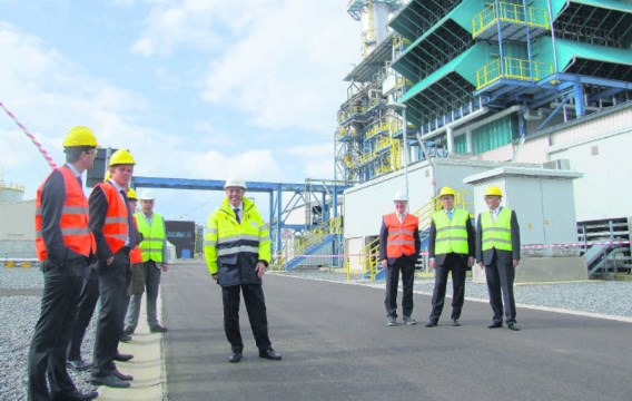 De directeurs van T-Power bij de centrale.pbvm